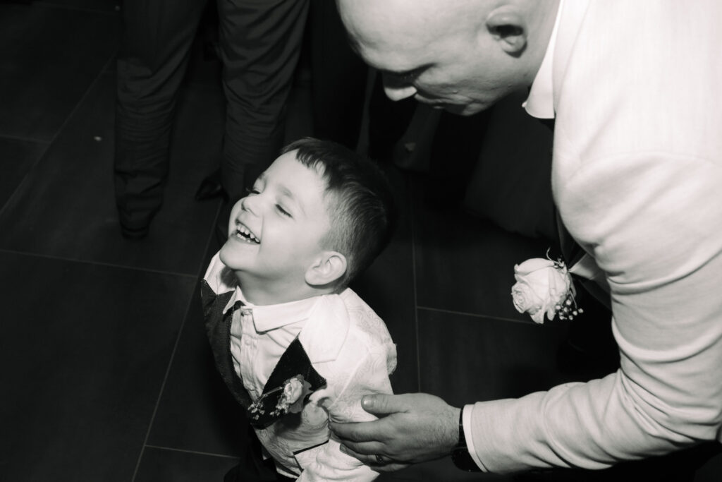 Portret alb-negru miri, moment autentic de la nunta, fotografii artistice evenimente Valcea Adi Albulescu