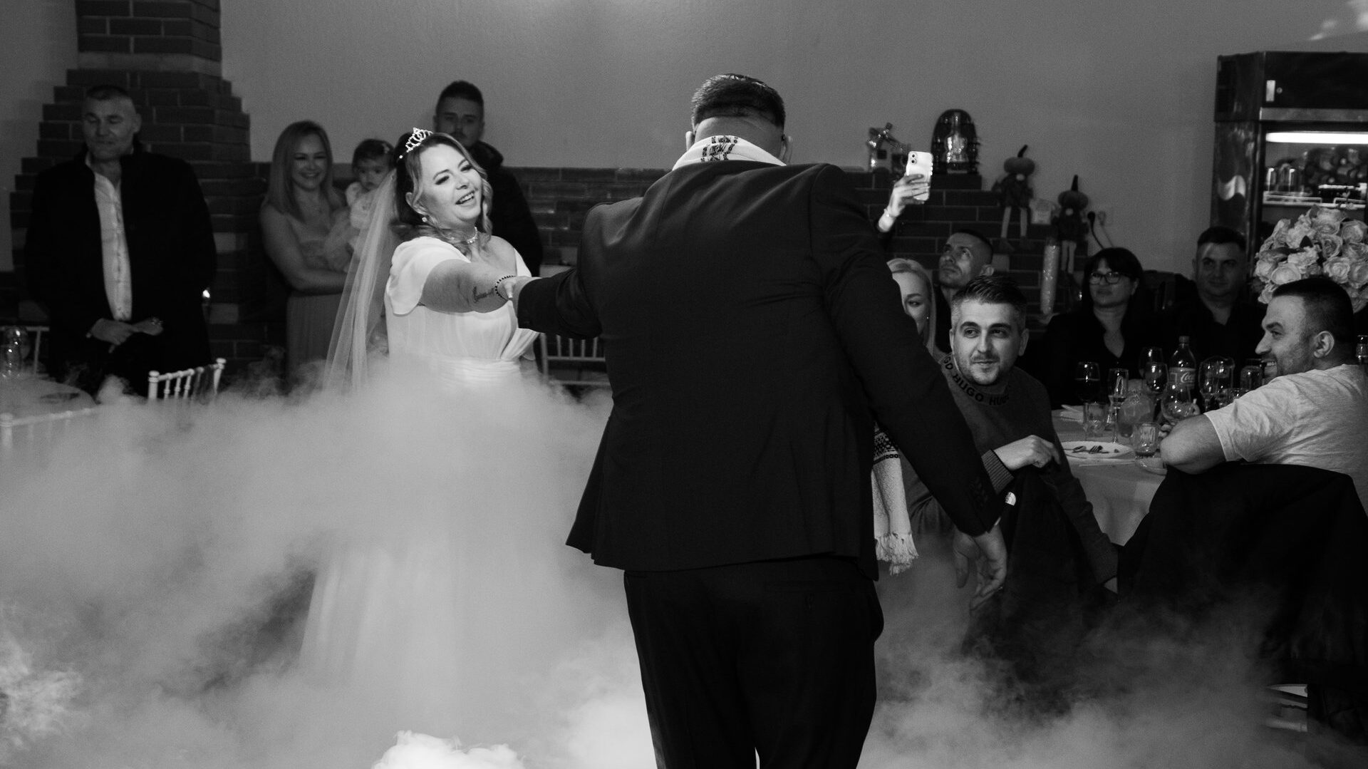 Fotografie fum greu dansul mirilor
