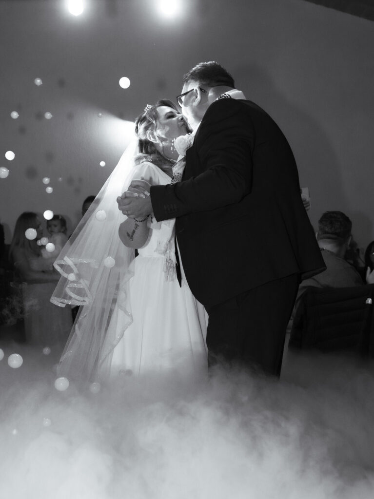 Portret alb-negru miri, moment autentic de la nunta, fotografii artistice evenimente Valcea Adi Albulescu