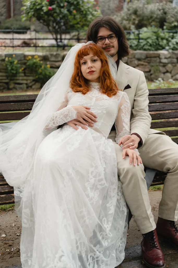 Ghid Complet: Sfaturi Esențiale pentru o Ședință Foto de Nuntă Perfectă 2 Portret individual cu mireasa în rochie albă, cadru realizat de fotograf în Vâlcea.